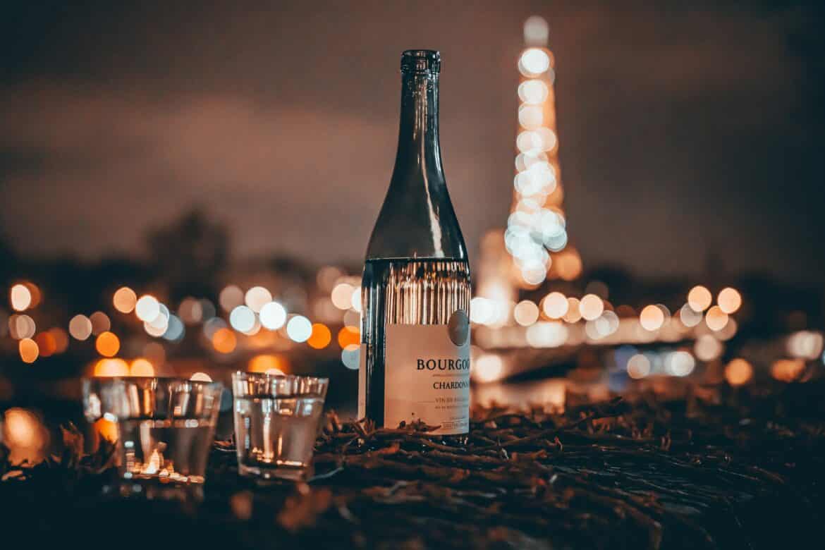Garrafa de vinho e Torre Eiffel ao fundo