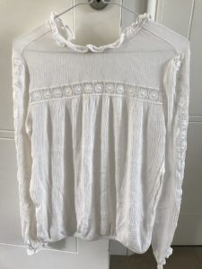 Blusa branca de manga comprida comprada nas liquidações na França