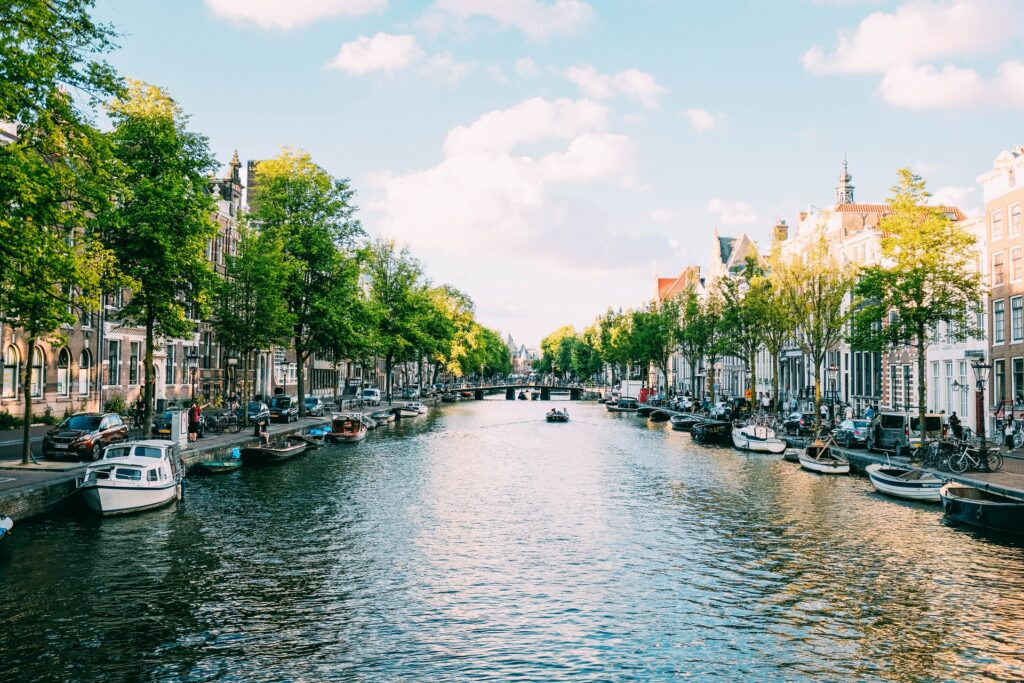Canais de Amsterdã na Holanda