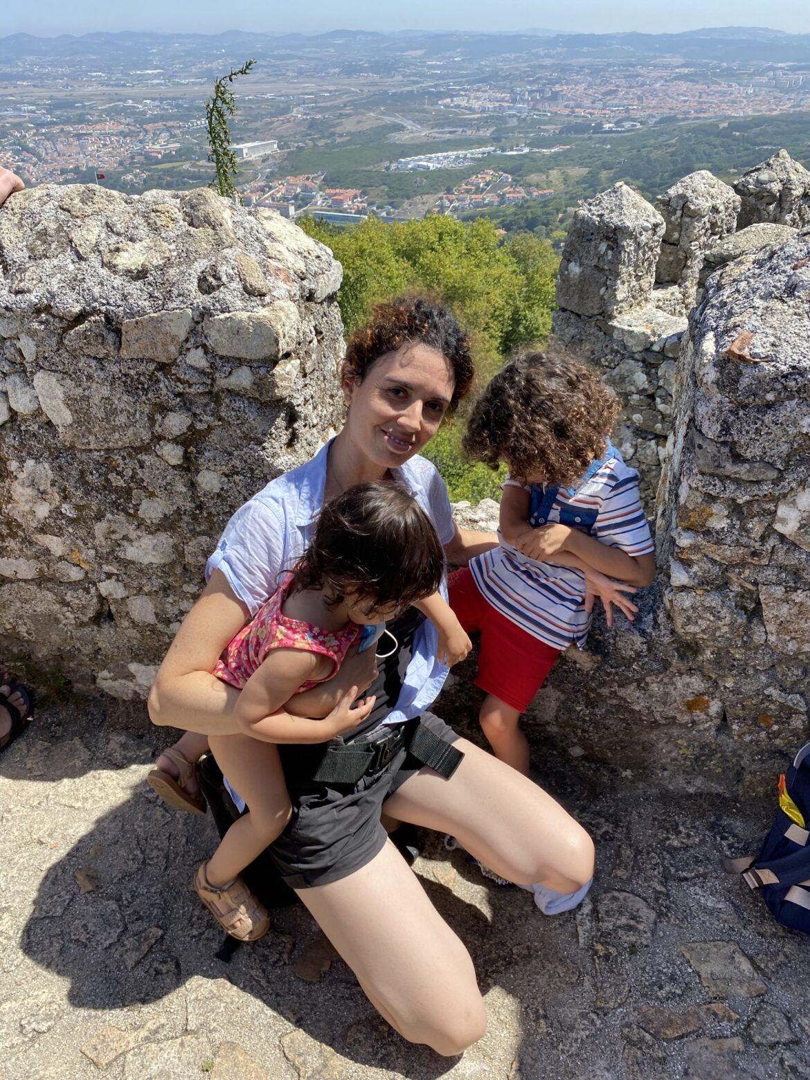 Alto do castelo dos Mouros com crianças