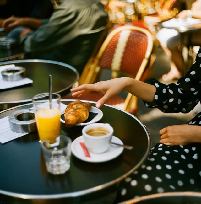 Café e croissant em um café em Paris