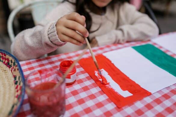 Criança pintando bandeira da Itália
