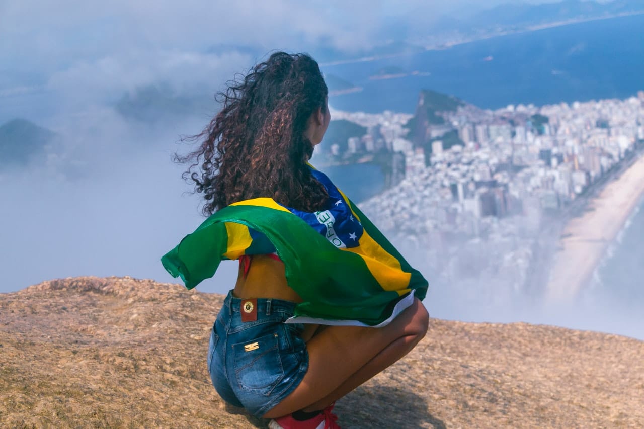 Mulher com a bandeira do Brasil nas costas