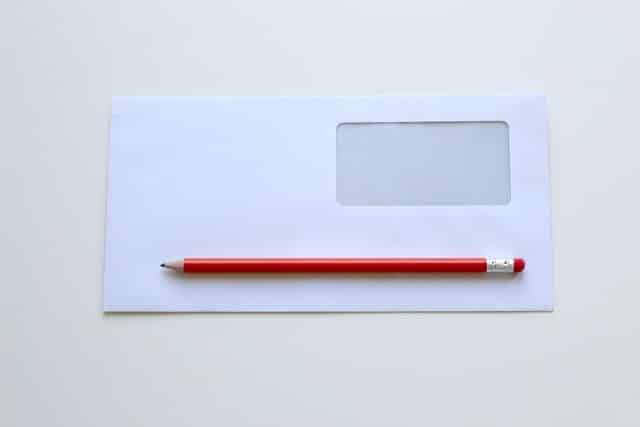 Envelope e lápis