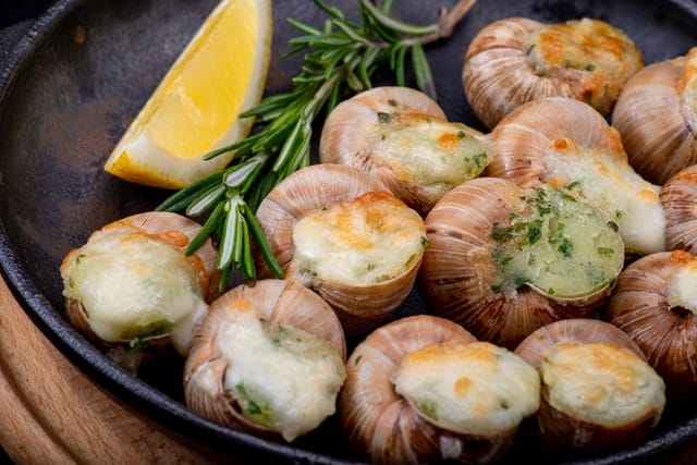 Escargots recheados, um prato típico francês