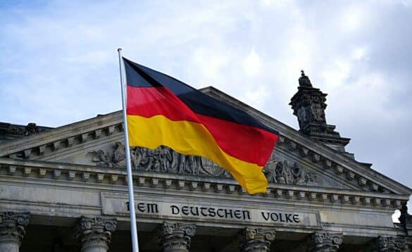 Bandeira da Alemanha em frente a um prédio