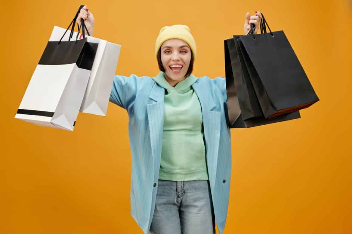 Mulher segurando sacolas de compras nos Estados Unidos