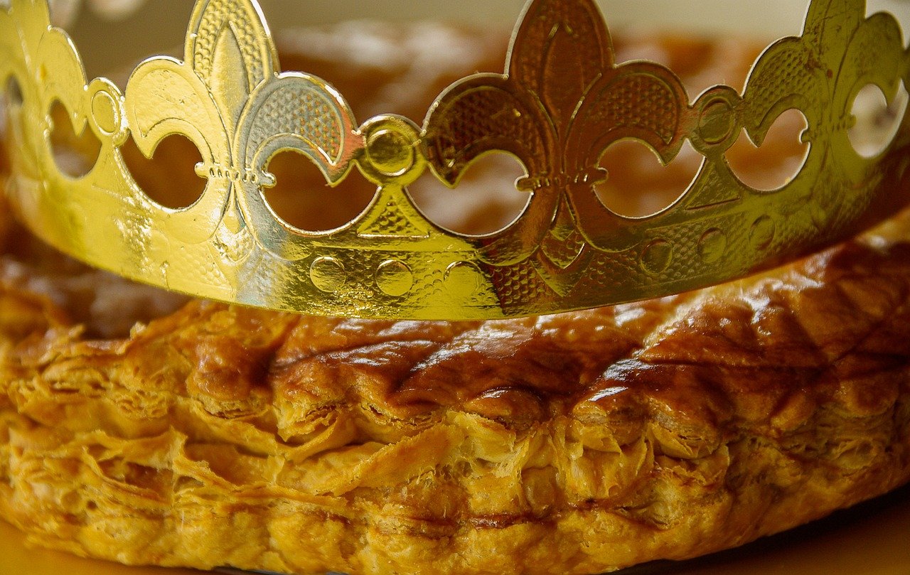 Galette des rois o bolo de reis francês com coroa de papel