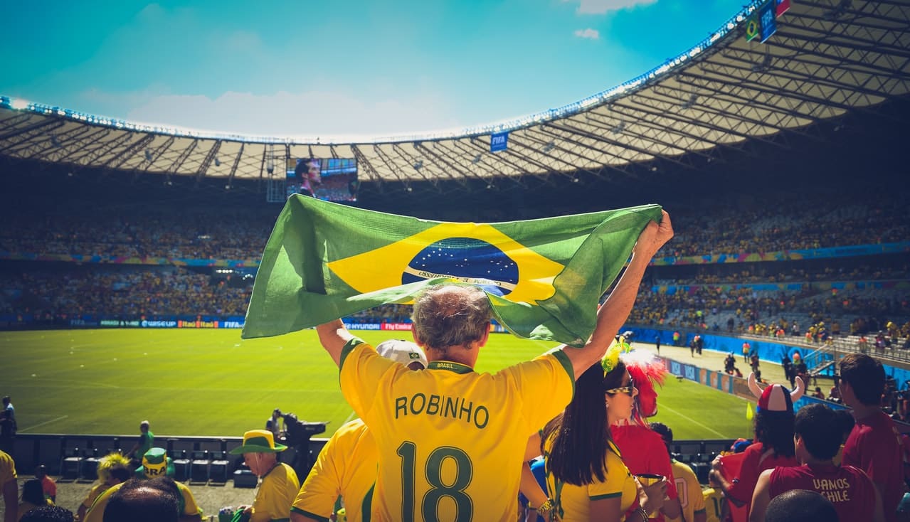 Brasileiro segurando bandeira do Brasil