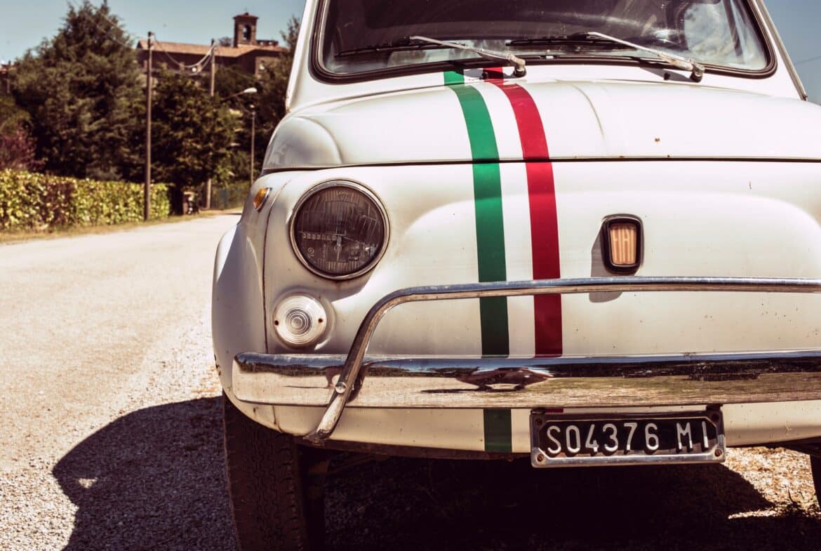 Carro com as cores da Itália