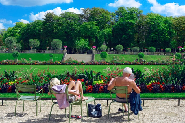 Pessoas tomando sol no Jardim de Luxemburgo