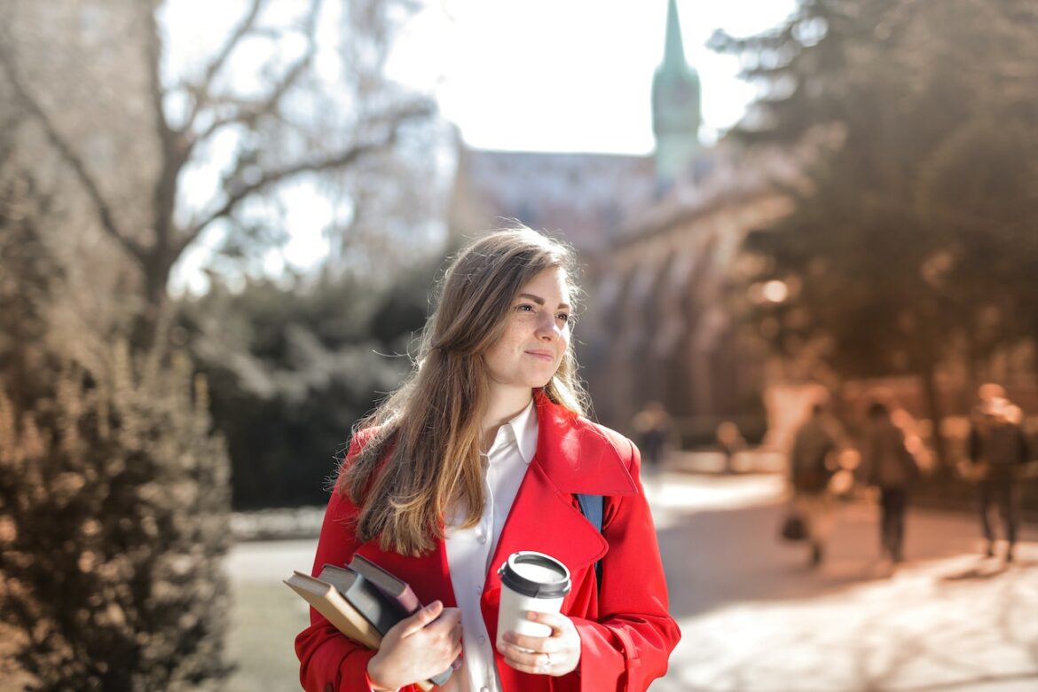 Bolsas de estudo abertas anualmente no exterior - mulher segurando café no campus