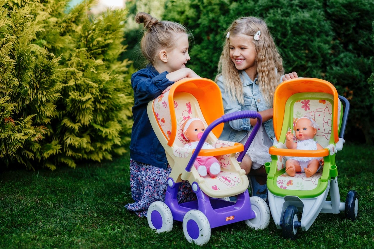 Meninas brincando com carrinho de boneca - nomes de brinquedos em franc